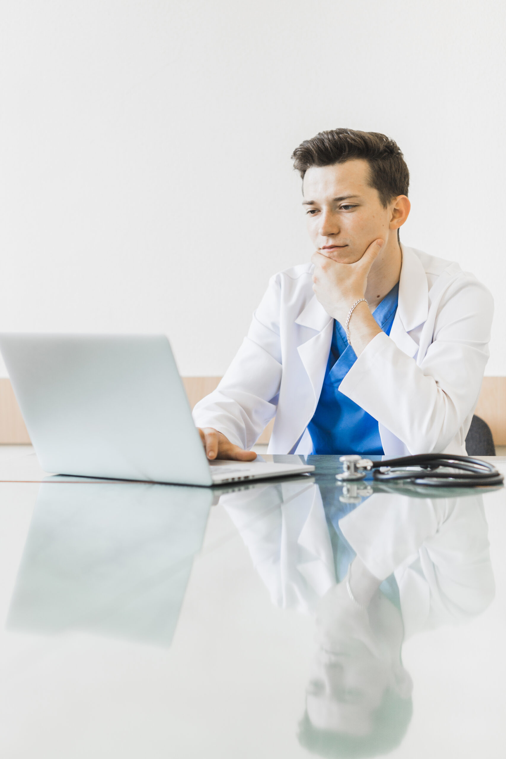doctor-working-with-laptop doctor-working-with-laptop